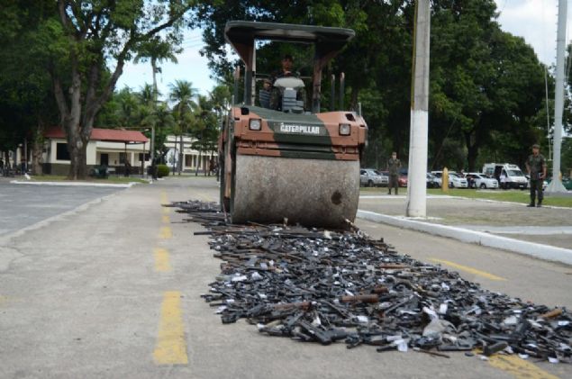 Tabancadan tfee, otomatik silahdan ar makineliye kadar ok farkl snftaki silah, kentteki bir askeri birlikte nce yola serildi, ardndan da medya mensuplarnn nnde silindirle ezildi.     