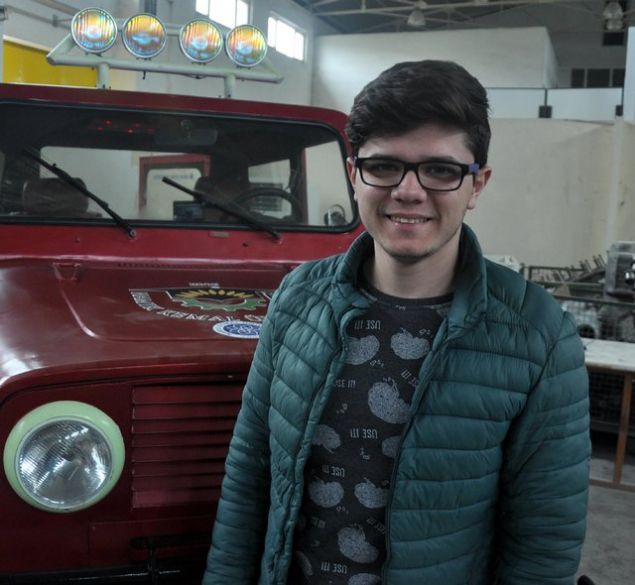 'Teoriyi uygulamaya geirdik'  Teknoloji Topluluu Koordinatr retim Grevlisi Samet Nalbant, AA muhabirine yapt aklamada, her trl arazi artlarnda kullanlabilen aracn 2 ve 4 eker zelliinde olduunu syledi.  Akll telefon ve tabletten aracn pek ok zelliinin kontrol edilebildiine dikkati eken Nalbant, yle devam etti:   