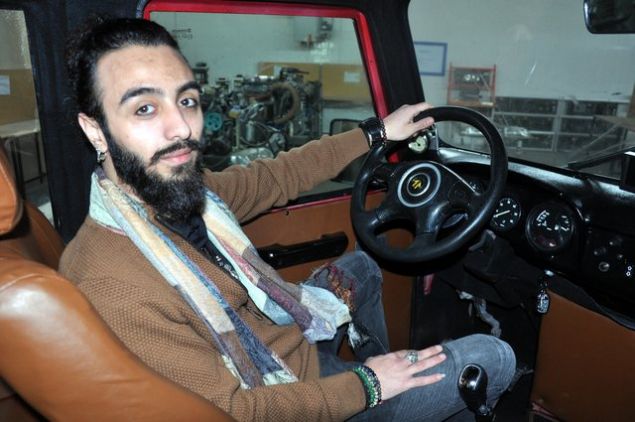 renciler, yaklak 3 yl nce yaptklar araca zellik eklemeye devam ediyor. Arazi aralarna zellik katmak amacyla teknolojiyi de kullanan ekip, 4x4 zelliinde, saatte 80 kilometre hza ulaabilen arazi aracn, sesli komut araclyla da altrmann heyecann yayor.   