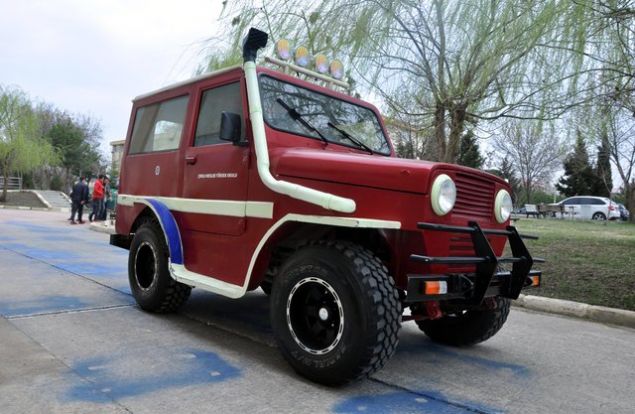 Okulda derslerinin dnda arazi aracn tamamlamak iin ok altklarn vurgulayan Bostanc, 'Baz geceler sabahlyorduk bu arac tamamlamak iin. A kaldmz ok oldu, dardan yemek sylyorduk ama ehrin dnda kald iin getirmedikleri oluyordu siparilerimizi. Aracmz Android ve neredeyse son sistemli diyebiliriz. Aracmz, kendi yazlmmz olan Android sistemle alyor.' ifadelerini kulland.  rencilerden Hasan Altan Karaolu ise aracn yapmnn zor olduunu dile getirerek, souk k aylarnda eksi 15-20 derecelerde stcnn banda altklarn anlatt.  Baz paralar bulmakta zorlandklarn ve sanayideki iletmecilerin kendilerine yardmc olduunu aktaran Karaolu, 'Hurdala bir para almaya gittiimizde btemiz kstl olduu iin pazarlk ettik. ou paray ucuza aldk.' dedi.   