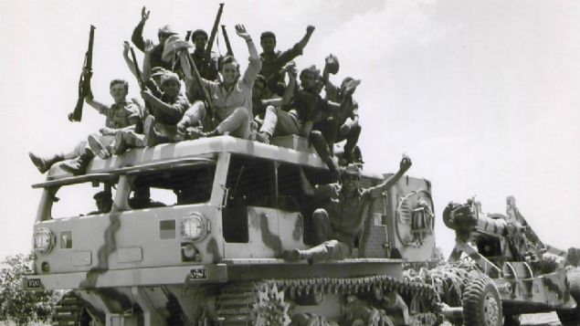  D�rd�nc� G�n:  �srail-Suriye s�n�r�nda top at��lar� ya�and�. Ayn� g�n Kahire de ate�kesi kabul etti.  