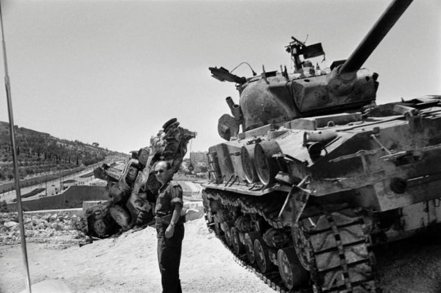  30 May�sta M�s�r (Birle�ik Arap Cumhuriyeti) ile �rd�n aras�nda bir savunma antla�mas� imzaland�. Bu anla�maya 4 Haziranda Irak da kat�ld�. M�s�r Ba�kan� Nas�r bu kat�lma dolay�s�yla yapt��� konu�mada, '1956 ihanetinin intikam�n� almak i�in sava��n ba�lamas�n� �iddetle arzuluyoruz. Bu sava� b�t�n d�nyaya Araplar�n da, �srail'in de ne oldu�unu anlatacakt�r' diyordu.  