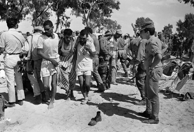   Birinci G�n:  �lk sald�r� 5 Haziran g�n� 07:30'dan itibaren �srail�den geldi. �srail sava� u�aklar� M�s�r,Suriye ve �rd�n havaalanlar�n� bombalamaya ba�lad�lar.  �srail u�aklar�, M�s�r radarlar�na yakalanmamak i�in Akdeniz �zerinde �ok al�aktan u�arak, M�s�r'�n Bat� s�n�rlar�na ula�t�lar. 5 Haziran g�n� ak�am� oldu�unda 16 M�s�r havaalan� yerle bir edildi. 280 M�s�r u�a��,52 Suriye u�a��, 20 �rd�n u�a�� ve bir �ok da Irak u�a�� hen�z yerdeyken tahrip edildi.  