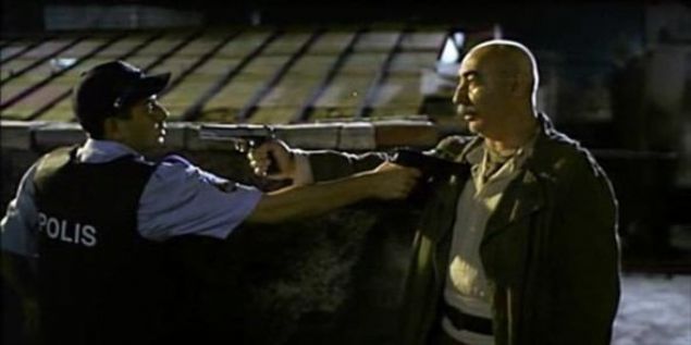 Daha sonra damda yrmeye balar. Polisler ona ate etmektedir ve muska da boynunda sallanmaktadr.     