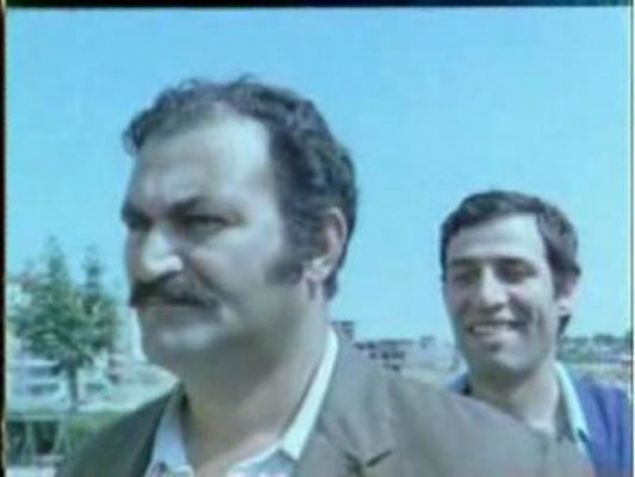 SAKAR AKR  Kemal Sunal, umumi tuvalet srasnda nndeki adamn apkasna iiyor ve adam apkay kafasna geirince srlsklam oluyor. Hemen akir'i kovalamaya balyor ancak zeri kupkuru.     