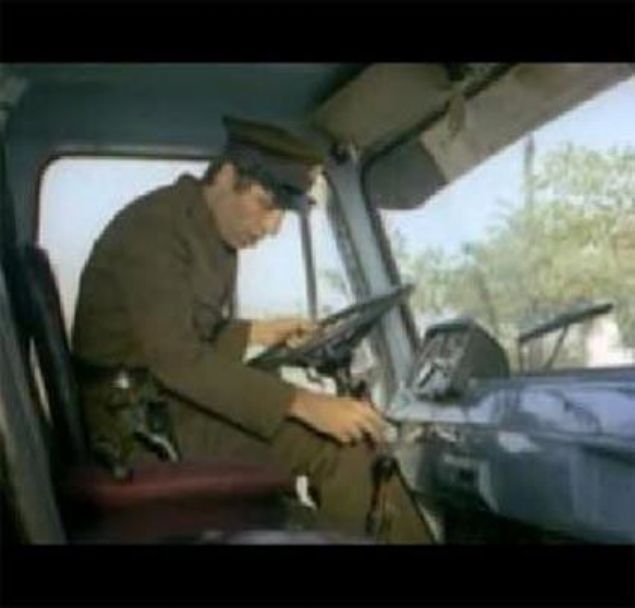 BEKLER KRALI  Kemal Sunal bir p kamyonunu kullanrken direksiyonunu karyor ve yan koltua atyor. Ama sonraki grntlerde direksiyon takl.     