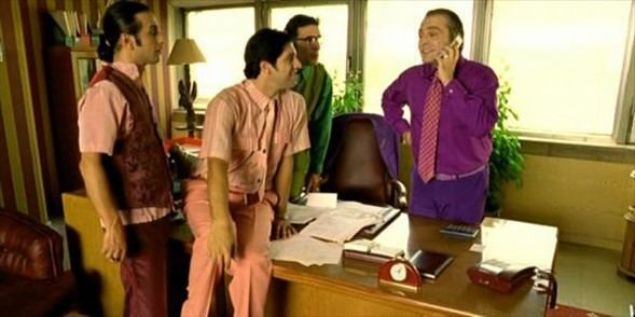 NEREDESN FRUZE  Filmde Haluk Bilginer'in odasnda yaplan ekimde saat 9:10'u gsterir. Kamera a deitirdiinde ise zaman bir anda geriye sarar ve saat 8:55 oluverir.     