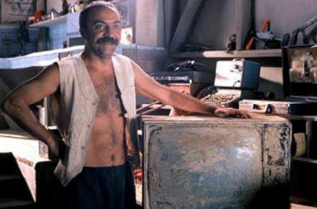 VZONTELE  Deli Emin, tv'yi gmerken tv'nin stnde toprak bir tepe oluuyor. Ancak bir sonraki ekimde tv'nin st eski haline dnyor.     