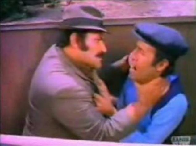 BANKER BLO  Filmde Maho yurtdndan dnp Bilo'nun alakca btn malnn stne oturduunu anladnda hemen irkete koar. Bilo'nun hemen peinden irket binasna girmek iin dner kapyla boumaktadr ki btn irketin isimlerini deitiren Bilo'nun dner kap zerindeki Mahmut Holdingi logolarn karmay unuttuu fark edilir.     