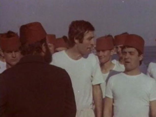 ST KARDELER  aban ve Ramazan dahil gemideki tm askerler sraya giriyor. nden ekimlerde aban'n solunda Ramazan var. Ama aban' arkadan grdmzde solundaki baka birinin kafas.     