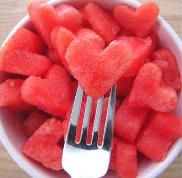 KARPUZ    Kalorisi dk olan karpuz, ya ve kolestrol iermez.      