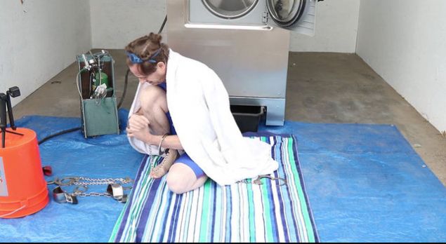 Rick Maisel nce ellerini kelepe ile balatt.     