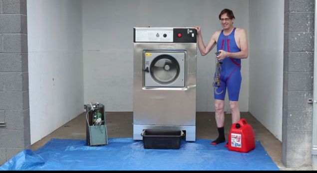 Denemesi olduka tehlikeli olan ve kesinlikle uygulanmamas gereken bir deneye imza atan lgn adam sosyal medyada gndem oldu.      