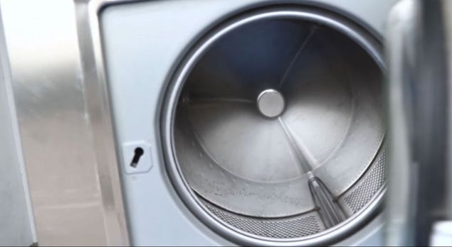 El ve ayaklar bal ekilde, makine iinde dnen Maisel, normal bir insann kalamayaca sre kadar amar makinesinde kald.    