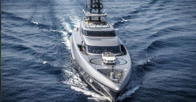 erisinde sinema salonu, fitness salonu, spa, sauna, masaj odas, gzellik salonu, jakuzi, k bahesi, alma odas, zel gnelenme blm, master suit, banyolar, giyinme odas, 20 kiilik yemek salonu, 70 bin vat gcnde ses sistemi bulunan Silver Fast, dnyann en byk ve en hzl alminyum yat unvanna sahip.     