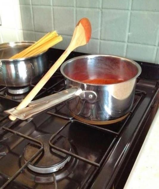 Tencerelerin saplarndaki hem onlar asmanza hemde yemek yaparken kullandnz metal kaklarnz koymanza yarar.      