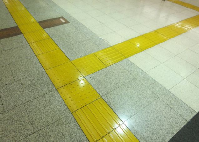 Dokulu desenler belirli fonksiyonlara hizmet eder. Dz ubuklar yayalarn ne zaman yrmeleri gerektiini ve yuvarlaklar ise ne zaman durmalar gerektiini gsterir.      