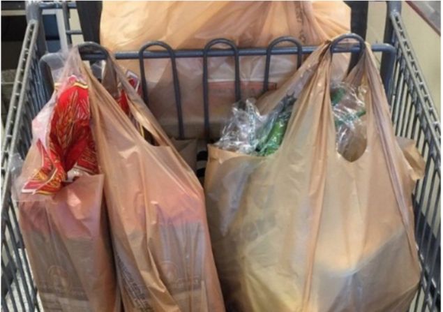 Market arabasnn arka ksmndaki blmenin aslnda ocuk koymak iin deil ezilme riski olan meyve ve sebzeleri koymak iindir       