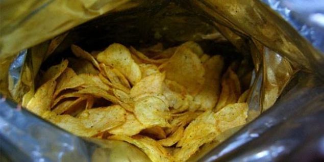 Cips paketlerindeki havay herkes irketlerin politikas olarak grr fakat aslnda cipslerin tama, depolama, vb. ilemler srasnda ezilip krlmasn nlemeye ynelik bir hava yastdr.      