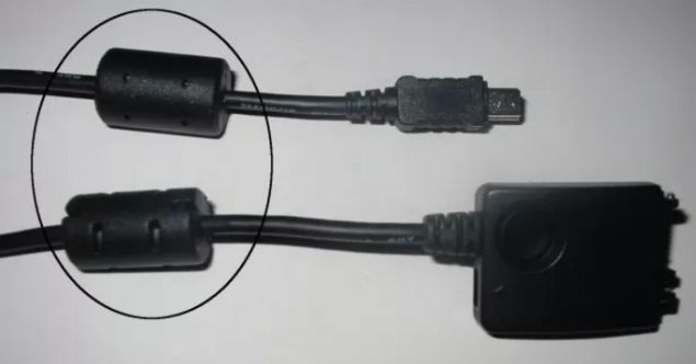 Bu kk silindir eklindeki grntnn iindeki mekanizma yksek frekansl elektromanyetik parazitleri bastrmak iin bulunan manyetik demir oksit paralardr.      