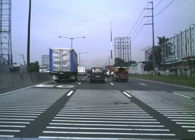  Resimde grld gibi yan yana ve sk yol izgileri,  genelde yolda olabilecek tehlikelere dikkat ekmek iin kullanlr.     