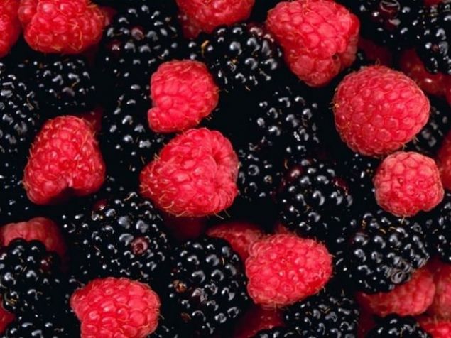 Yaban mersini, brtlen, ilek, ahududu, elderberries, kzlck, bilberries ve dier mavi, mor veya krmz renkli meyveler zengin antosiyanin kaynaklardr.     