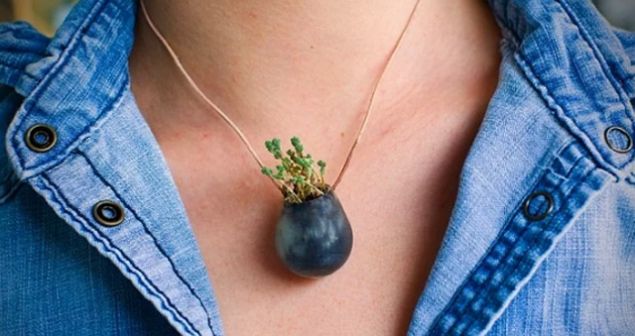                                                                 Mini bah�e kolye  <br><br>   Tasar�mc� Colin Jordan do�a severler i�in harika bir tak� tasarlad�                                                         