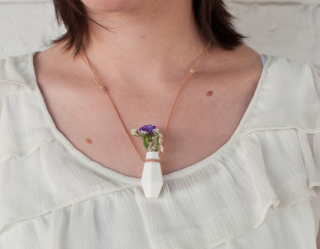                                                                 Kolye olarak kullan�ld���nda b�y�k be�eni toplayan tasar�m, bro� olarak da masan�zda durup size huzur verecek bir motivasyon kayna��                                                         