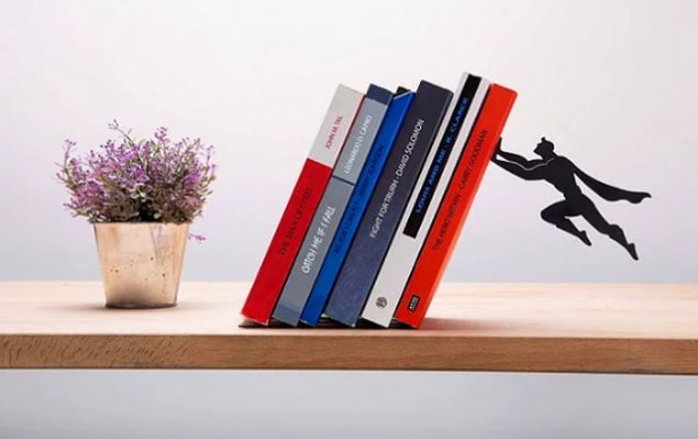                                                                 Kitaplar� tutan s�per kahramanlar                                                           