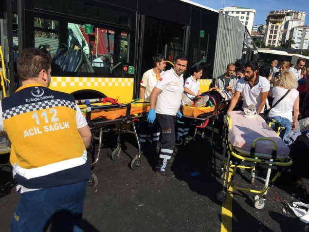 Ara�ta s�k��an metrob�s �of�r�n�n kurtar�lmas� i�in de �al��ma ba�lat�ld�.    