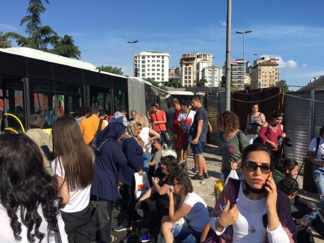  Kazada yaralanan yolculara olay yerine gelen sa�l�k ekiplerince m�dahale ediliyor.    