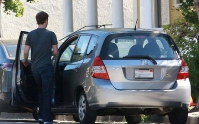 Zuckerberg daha nce de Honda Fit marka araba kullanrken grntlenmiti.     
