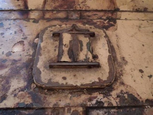 Az sk skya kapal olan bu sand ama yollarn ararken, evde sand aabileceini dnd bir anahtar buldu.      