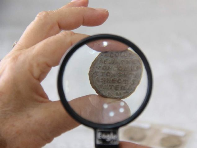 Patrick Antonios yazan mhrde de Patrick mhrlerinde genelde Meryem Ana figr olur. Kucanda sa ocuu tutuyor. Mhrn etrafnda da ismi yazyor. Mhrde Meryem, Antoniosa yardmc ol diye dua yazyor. Mhrlerdeki bu figrleri ve yazlar, o zamanki ustalar tersten yazyorlar. Dolaysyla bunlar bir sanat eseri zellii de tayor. Adnan Beyi tebrik ediyorum, nemli ve gzel bir koleksiyonu var. Bunu 2018 ylnn Ocak aynda kitap haline getirip, yaynlayacam. Ayn zamanda da bir sergi yapacaz ifadelerini kulland.    