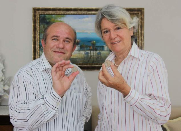 Anadolu tarihinin Anadoluda kalmas iin koleksiyonculuk yaptn dile getiren Adnan Aci, 20 yldr, tanabilir kltr varlklaryla ilgili koleksiyon yapyorum. Arkeolojiye olan merakm, tarihe olan merakmdan kaynakland. lk mhrm, Vezirkprde alrken bir kyl getirerek bana vermiti. Oradan bir merak uyand. Sonra da mzeler mdrlne mracaat ederek belge aldm. Bizim topraklarmzda, Anadoluda kan tarihi eserlerin lkemizde kalmas gerektiine inanyorum. Yurt dna gitmesine engel olmak iin byle bir koleksiyon yapmaya karar verdim.     