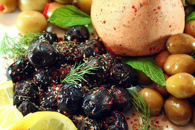 Zeytin �ekirde�inin kab�zl�kta faydal� olan k�sm�, yo�un sel�lozik yap�s�d�r.      