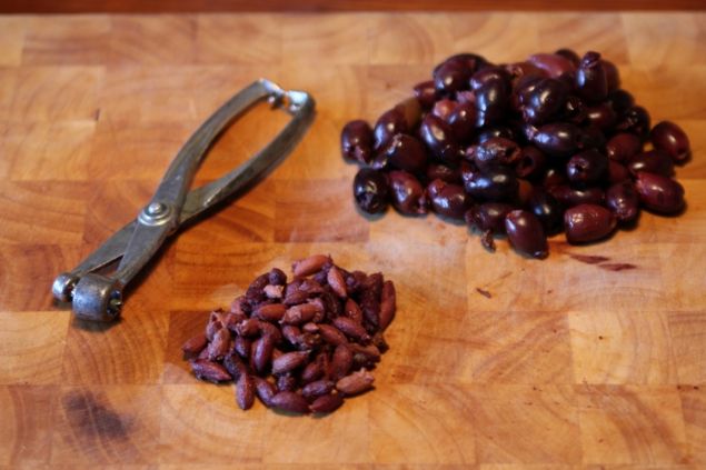 Zeytinin �ekirde�i yap�s� bol sel�loz i�erdi�i i�in serttir, �i�neyerek yenmez.      