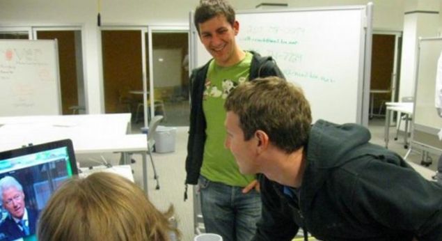 Facebook'ta m�hendis olarak �al��mas�n�n yan� s�ra Zuckerberg ile arkada�lar aras�nda dosya payla��m projesi olan fakat hayata ge�meyen Wirehog �zerine de mesai harcad�lar.   