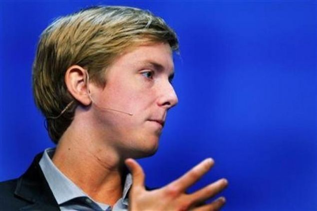 Facebook'un ilk s�zc�s� olan Chris Hughes daha sonra �irketten ayr�larak hitabet yetene�ini ve teknolojik birikimini ba�ka bir alanda de�erlendirme yolunu se�ti.   