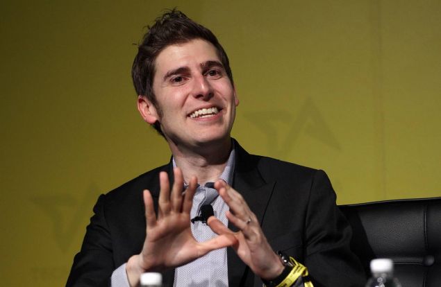 Medyada ad�n�n duyulmas� ise Mark Zuckerberg'i dava etmesine bor�lu. Zuckerberg i� mahkemeye gitmeden anla��p Saverin'in kurucu ortak stat�s�n� yasal zeminde kabul etmek zorunda kald�.   