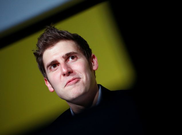 Facebook'un halka arz�ndan �nce, vergi �demek istemeyen Saverin, 2011 y�l�nda ABD vatanda�l���ndan ��karak Singapur'a yerle�ti.   