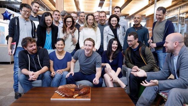 NAOMI GLEIT h�len Facebook'ta �al���yor. Foto�rafta hemen Zuckerberg'in arkas�nda duran kad�n kendisi.   