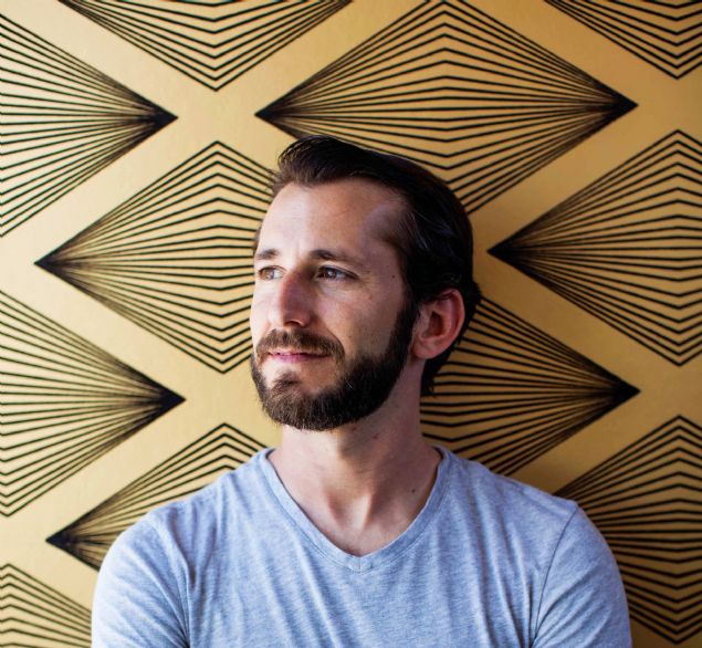 EZRA CALLAHAN �r�n y�netimi ve i� ileti�im uzman� olarak Facebook'ta �al��t�. Sean Parker'�n oda arkada��yd�.   