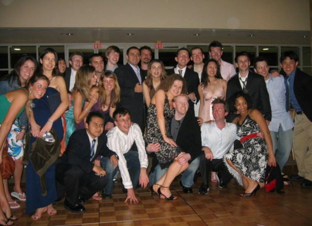 Ancak Saverin'in CFO pozisyonundan azledilmesi i�in �irkete al�nm��t�. 6 sene �al��t�. �idmi ailesiyle Pasadena'da ya��yor.   