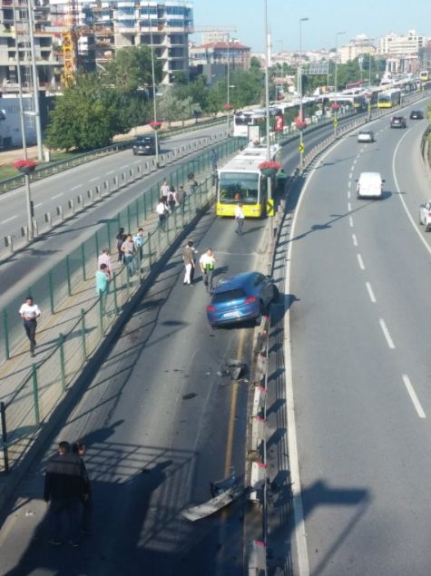 Otomobilin bariyerleri aarak yola girmesi nedeniyle metrobslerde younluk yaand. Kaza nedeniyle metrobsler tek eridi kullanabildi. Kazaya karan otomobilin vin yardmyla kaldrlmasnn ardndan metrobs trafii yaklak 45 dakika sonra normale dnd. 