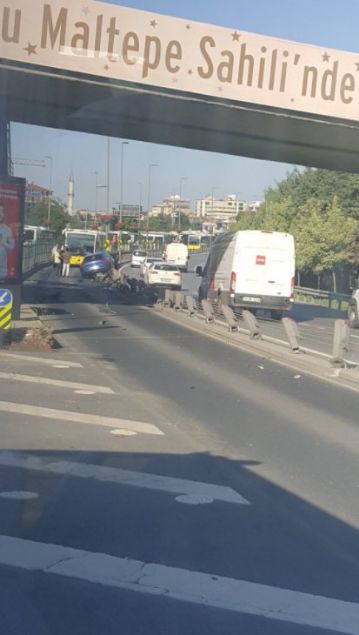 ans eseri kazann yaand srada yoldan metrobsn gememesi olas bir faciay engelledi. Otomobilin bariyerlere arparak metrobs yoluna girdiini gren vatandalar durumu salk ve polis ekiplerine haber verdi. Kazay ufak syrklarla atlatan src kendi imkanlaryla aratan karken olay yerine polis ekipleri geldi. 