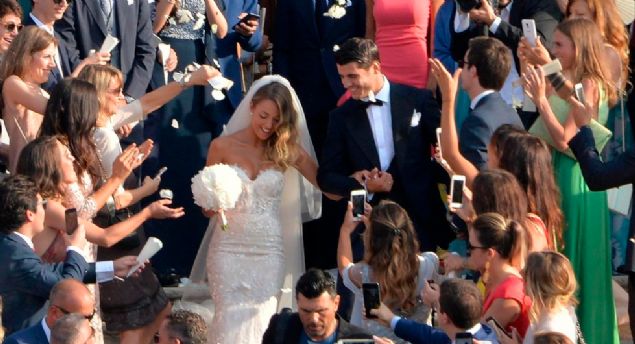 �mza vas�tas�yla tan��malar�n�n ard�ndan bir sene sonra sevgili olan �ift, Venedik�te yap�lan d���nle d�nya evine girdi. 