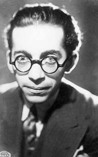 Ah iyi olsam, terliklerimi giysem, �u odada dola�sam, �u k��eye ge�sem, resimlerimi yapsam. - Cemal Nadir     