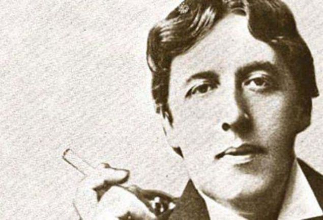 Ya duvar k���d� gidiyor ya da ben. �lmek kaderde var;ya�ay�p k�hnemek hazin...-Oscar Wilde     