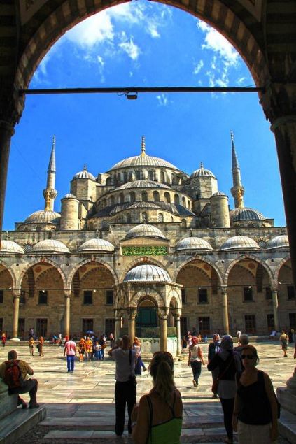Bu durum Kabe'nin minarelerinin sayg amacyla saysal olarak Sultanahmet Camii'nden fazla olmasn gsterir.     